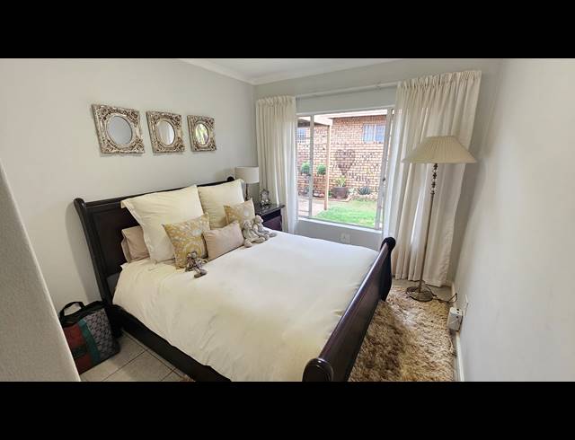 2 BEDROOM SIMPLEX FOR SALE IN MORELETA PARK